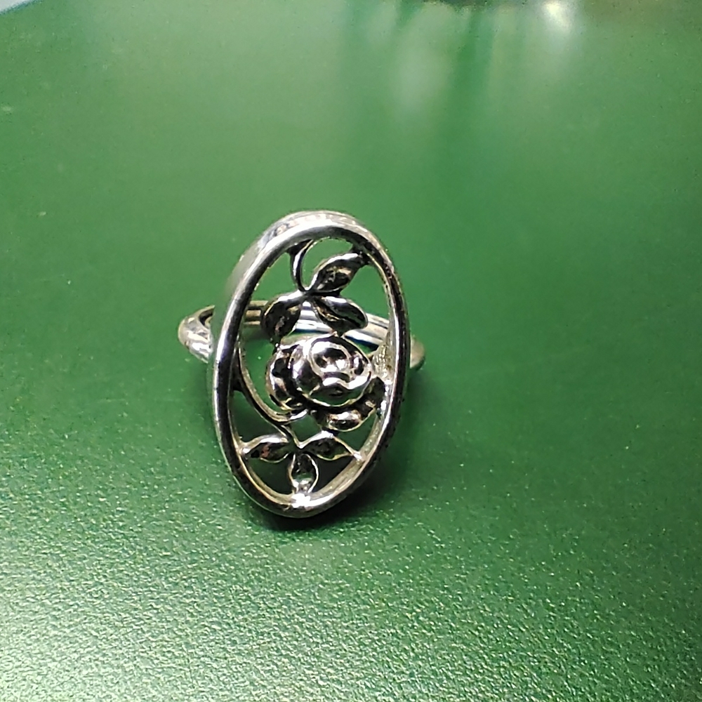 Elegant Silver Floral Ring